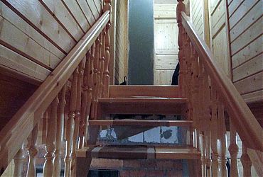 Маршевая лестница Репино  (Сосна) с забежными ступенями