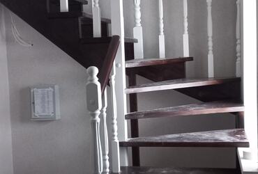 Лестница Г образная с забежными ступенями из сосны в п. Рождественно.