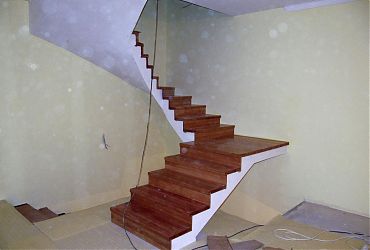 Отделка бетонной лестницы Коломяги СПб (бук)