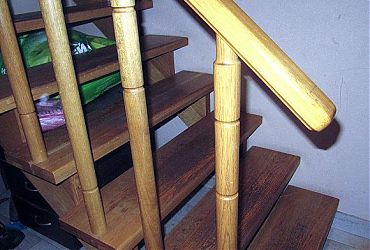Лестница на деревян СПБ косоуре сосна ступени