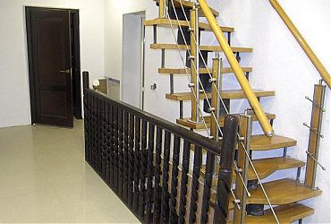 Лестница на металли косоуре буковые ступени
