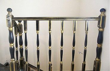 Маршевая лестница  Коммунар с золотой патиной (сосна)