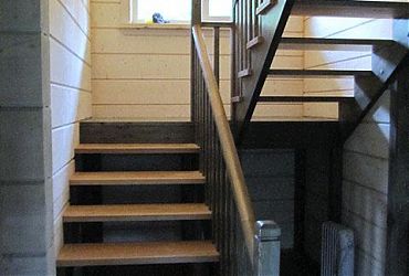 Маршевые лестницы Всеволожск (комбинированная сосна - ступени бук)