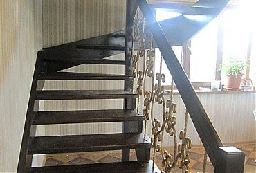 Маршевая лестница  Пудость с кованными ограждениями  (сосна)