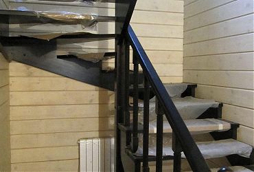 Маршевая лестница Солнечное  (бук) с забежными ступенями